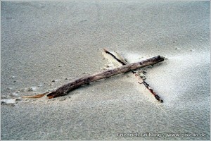 Kreuz im Sand